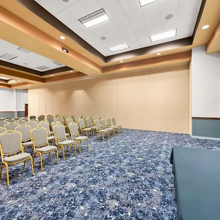 Clarion Inn & Suites And Convention Center Карни Экстерьер фото