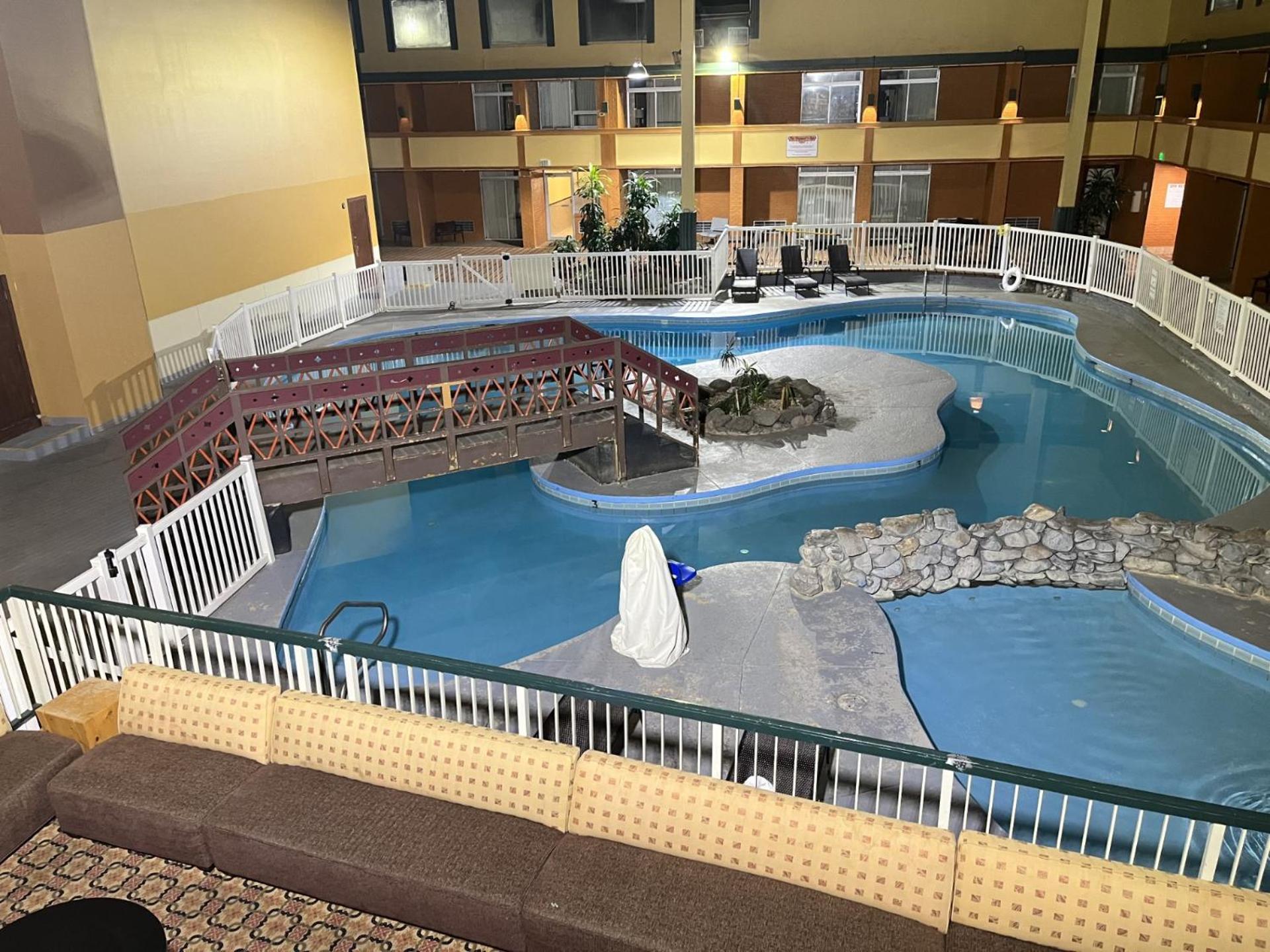 Clarion Inn & Suites And Convention Center Карни Экстерьер фото