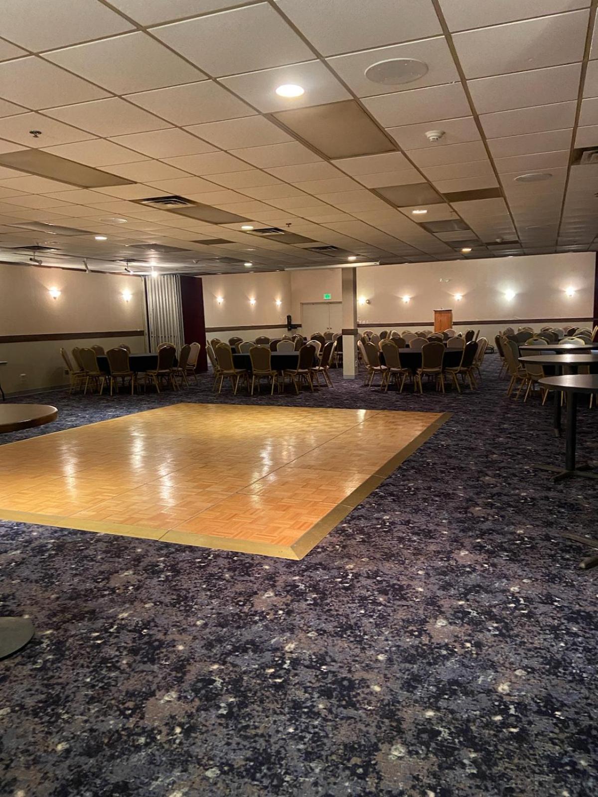 Clarion Inn & Suites And Convention Center Карни Экстерьер фото