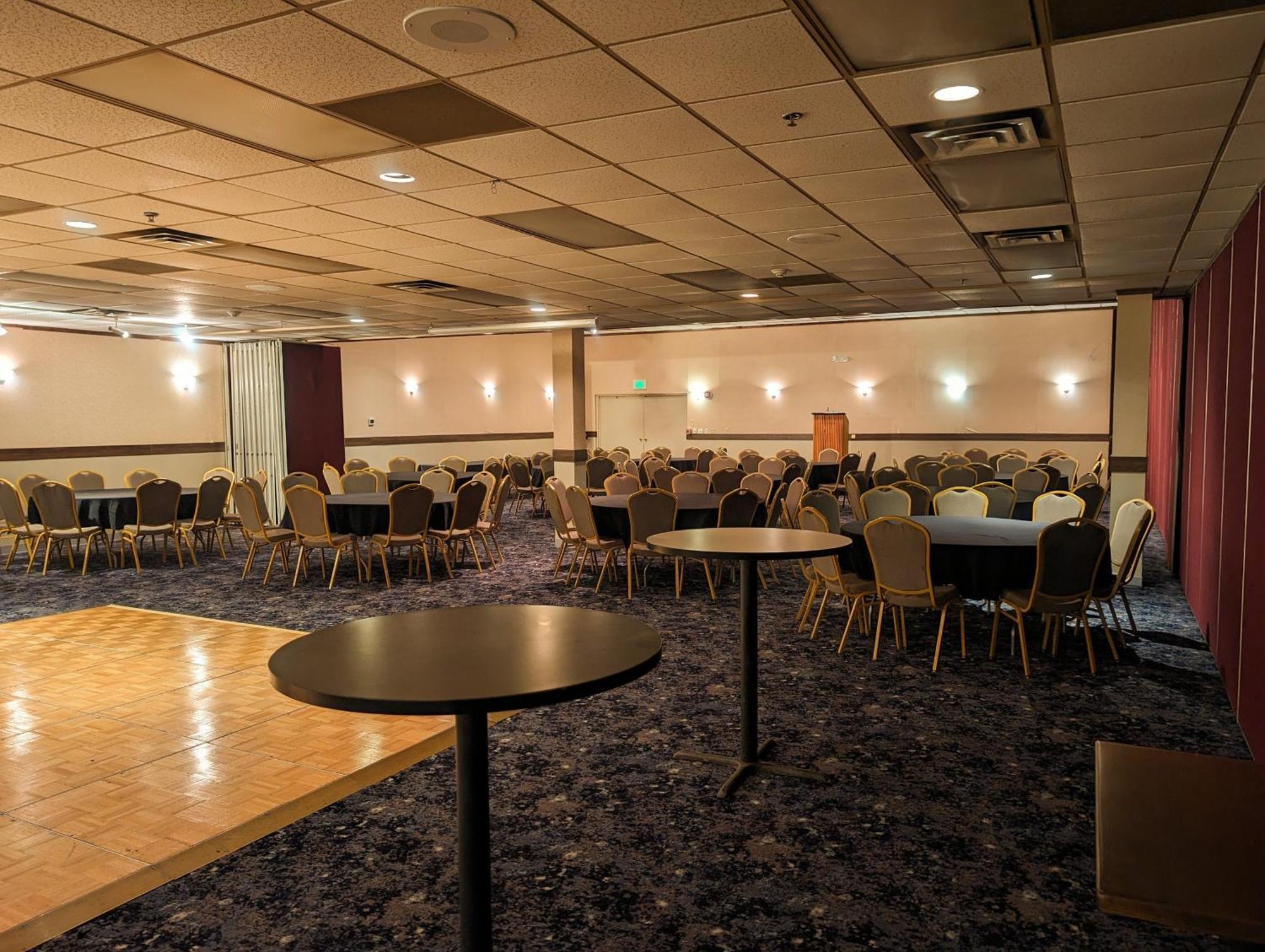 Clarion Inn & Suites And Convention Center Карни Экстерьер фото