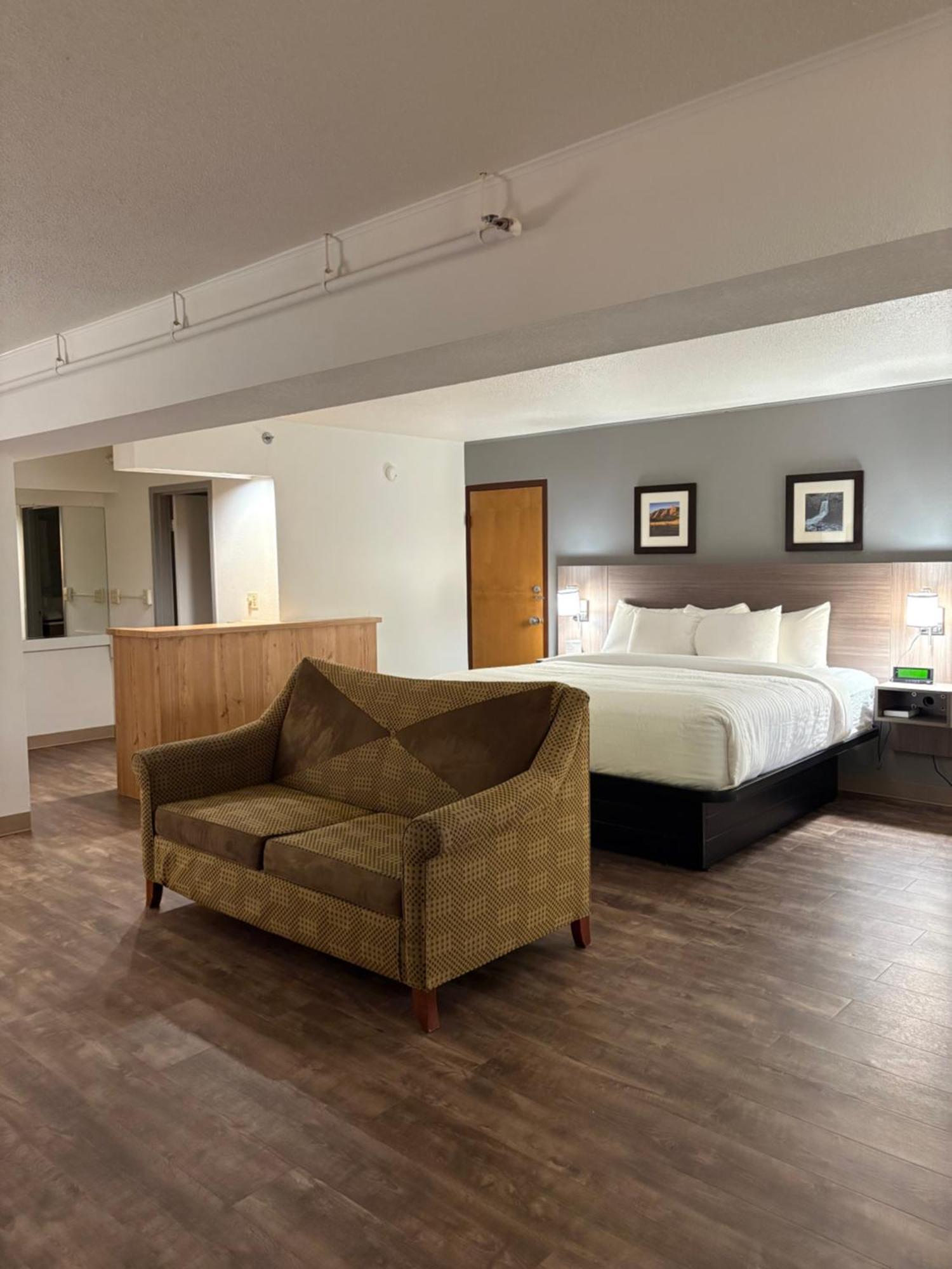Clarion Inn & Suites And Convention Center Карни Экстерьер фото