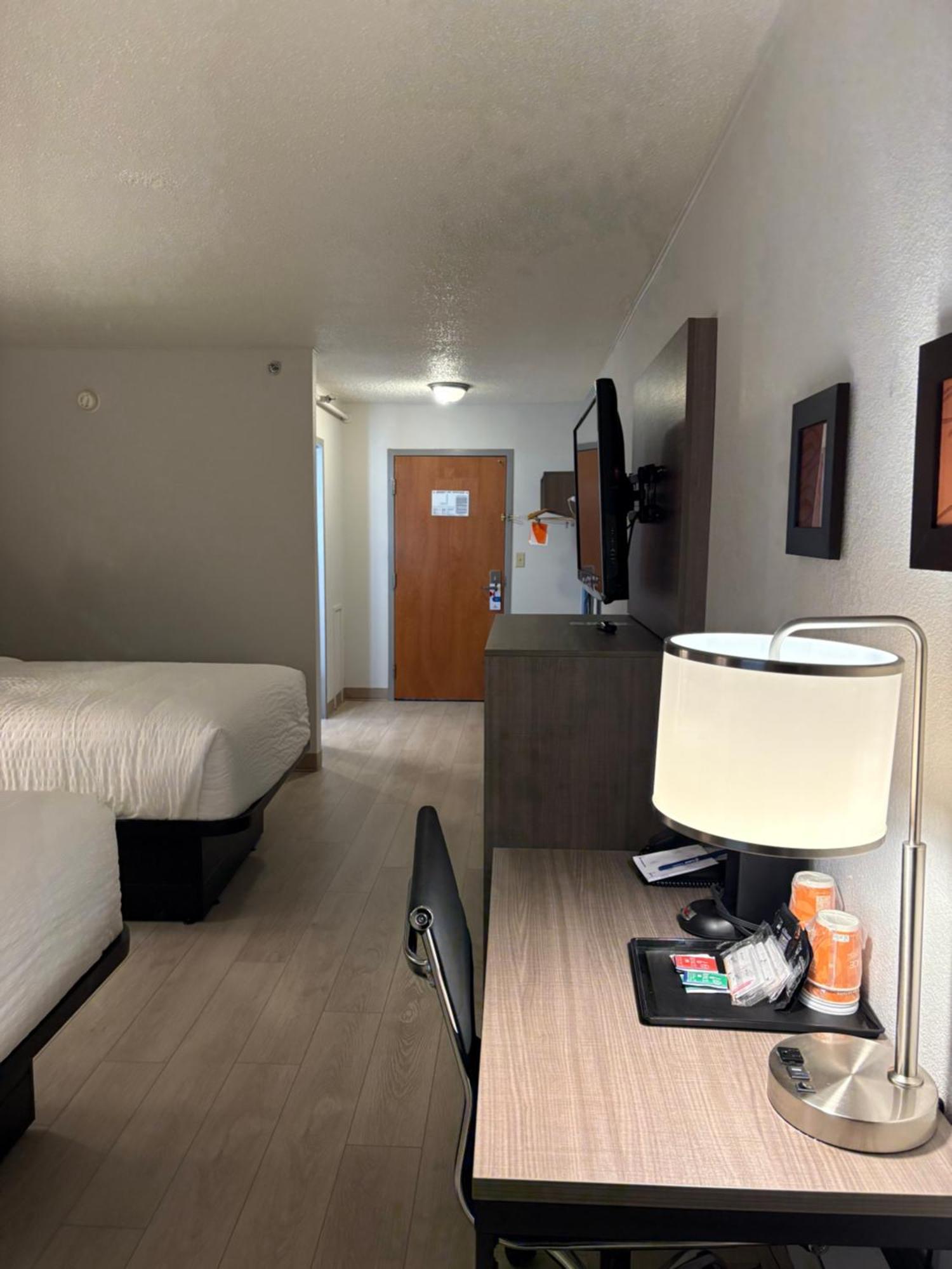 Clarion Inn & Suites And Convention Center Карни Экстерьер фото