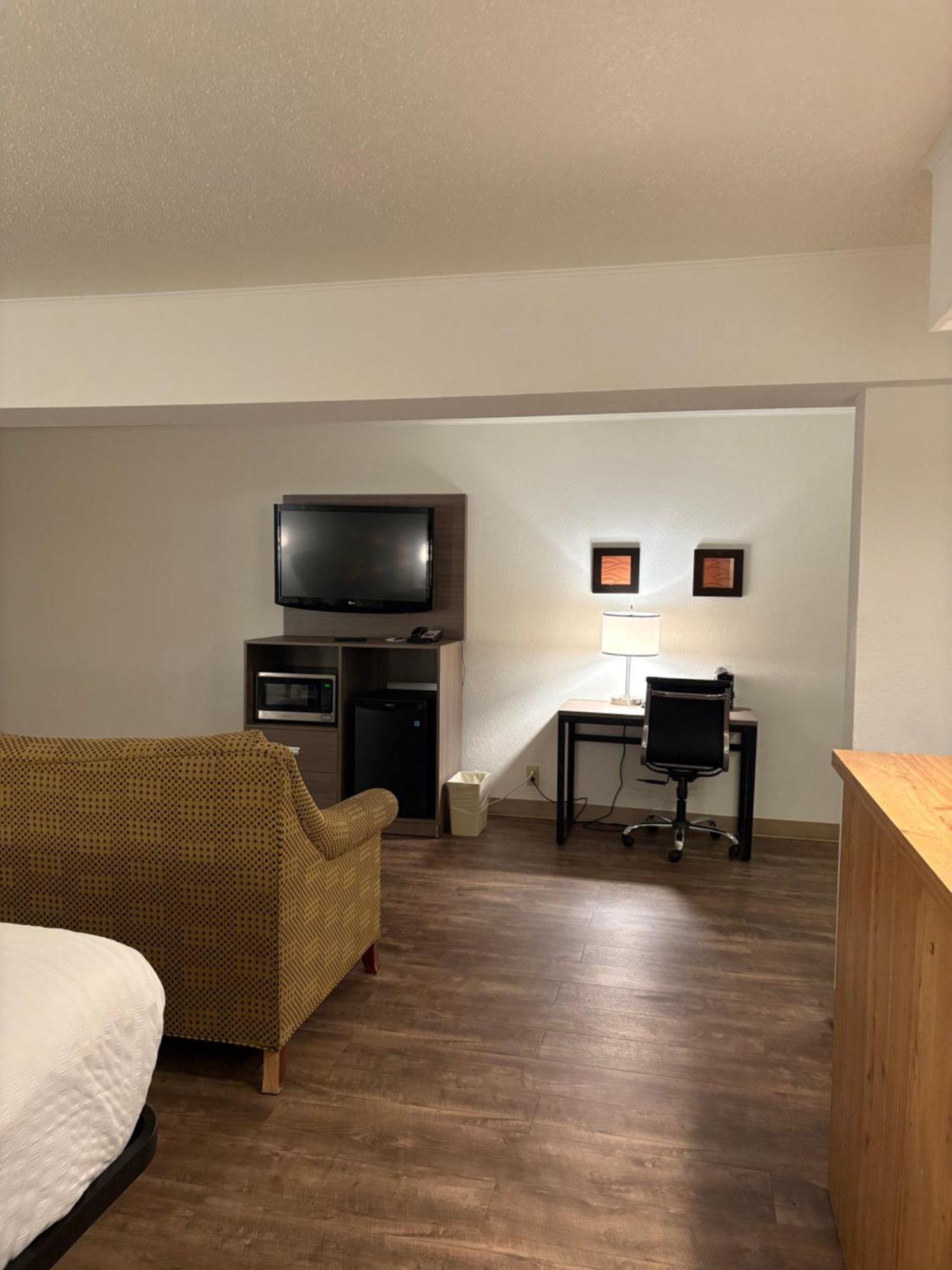 Clarion Inn & Suites And Convention Center Карни Экстерьер фото