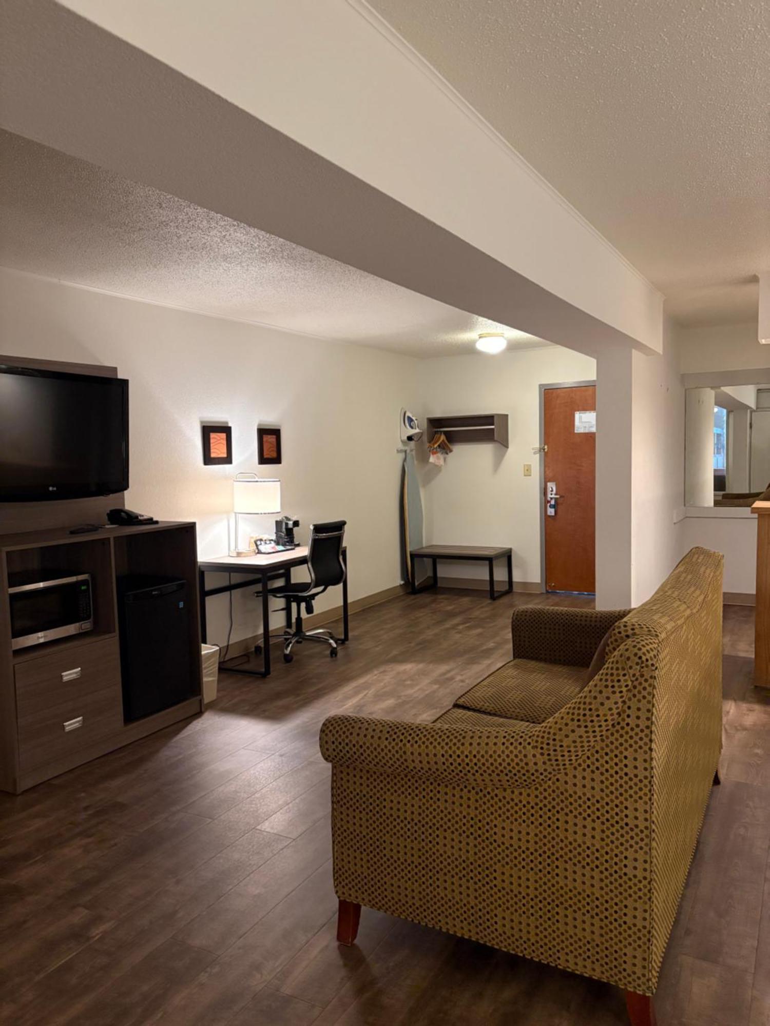 Clarion Inn & Suites And Convention Center Карни Экстерьер фото