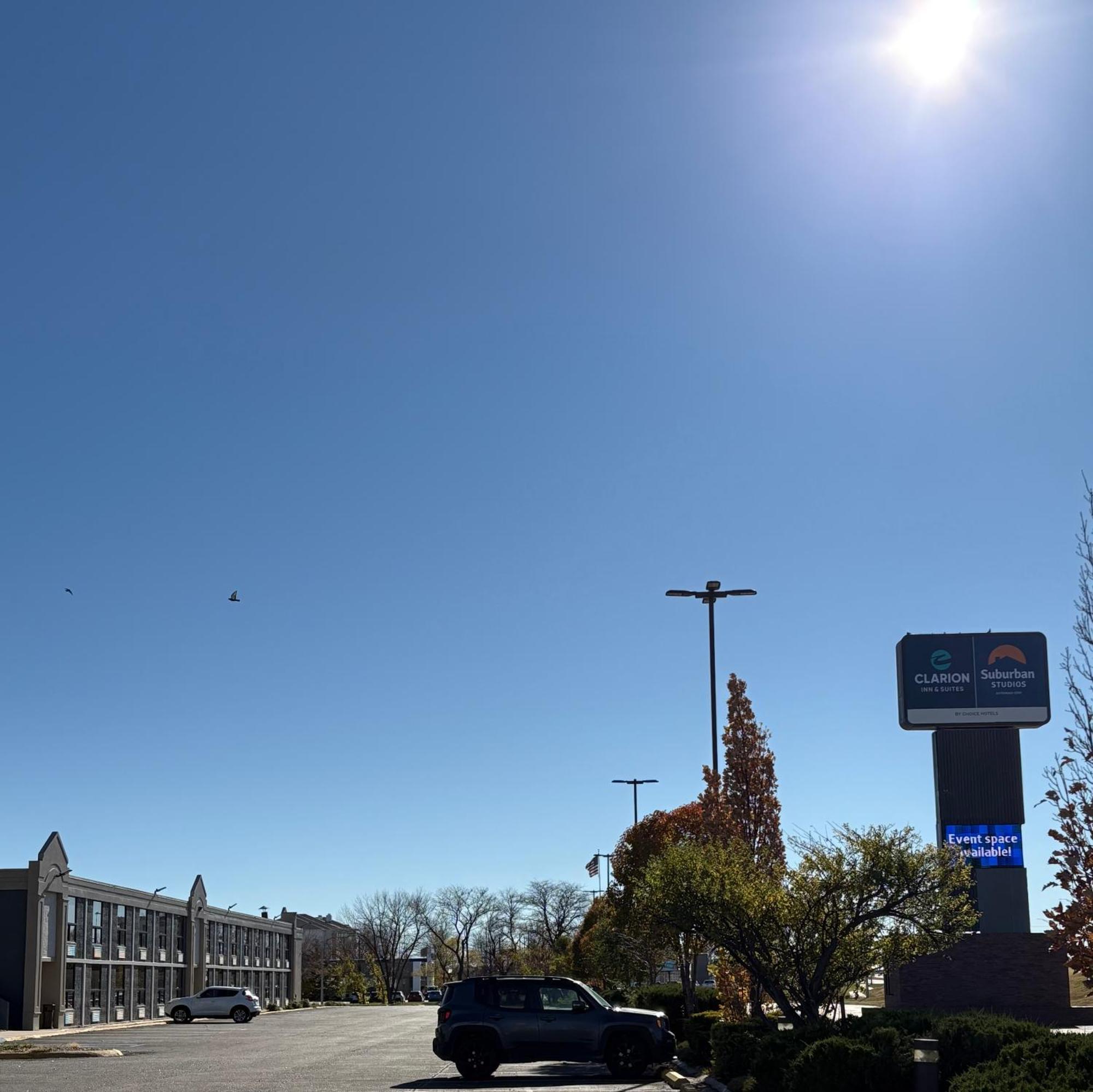 Clarion Inn & Suites And Convention Center Карни Экстерьер фото