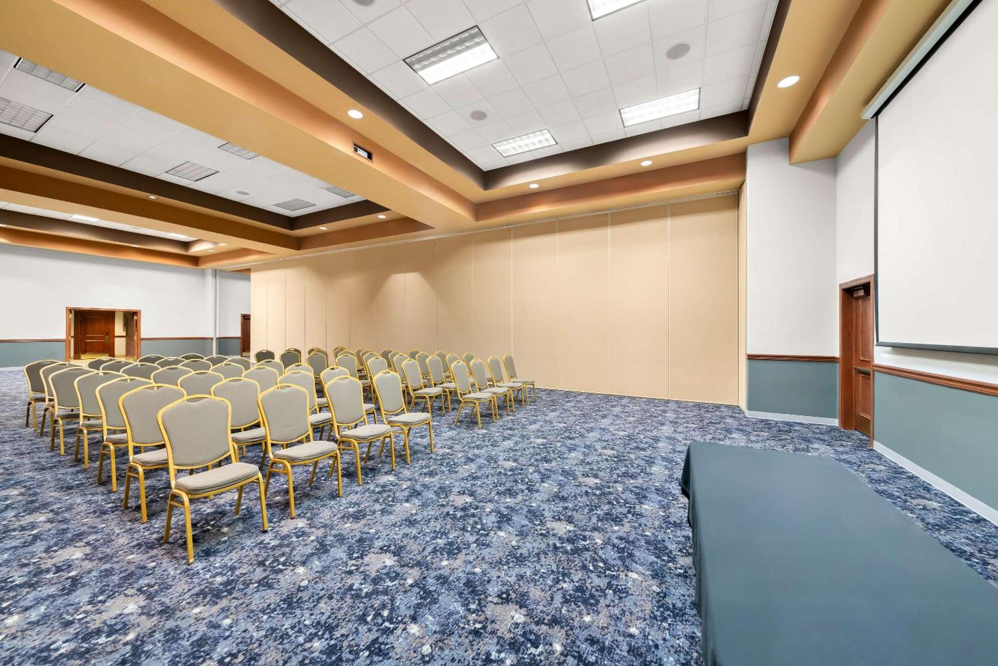 Clarion Inn & Suites And Convention Center Карни Экстерьер фото