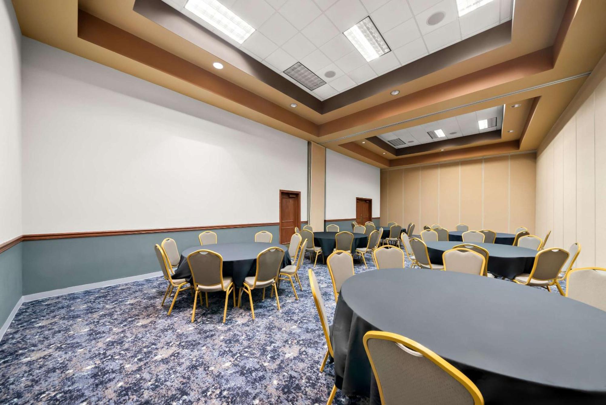 Clarion Inn & Suites And Convention Center Карни Экстерьер фото