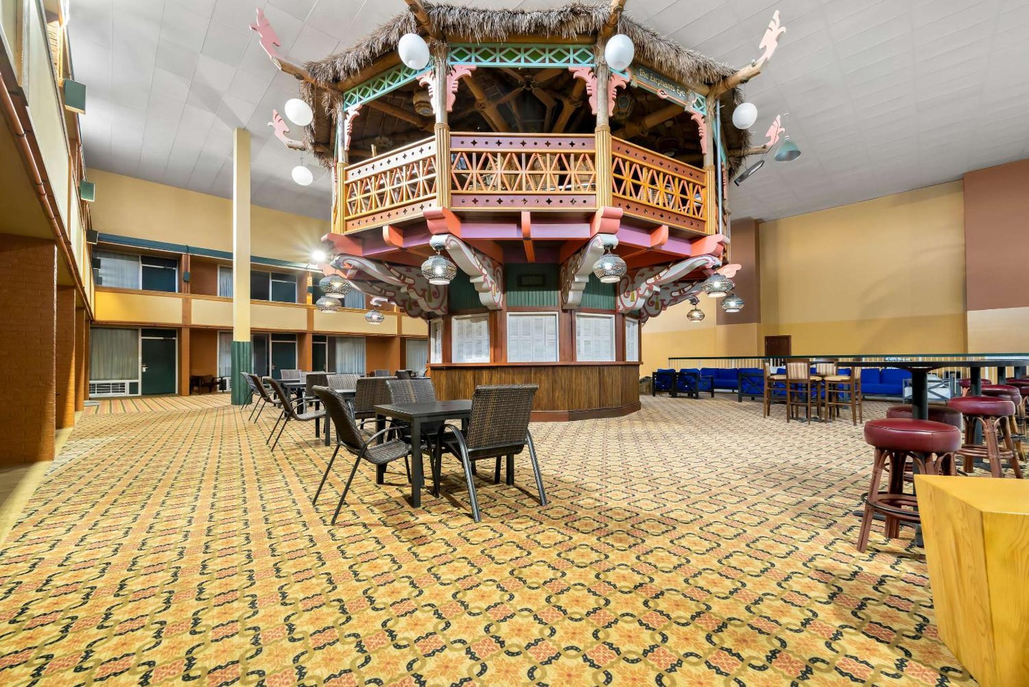 Clarion Inn & Suites And Convention Center Карни Экстерьер фото