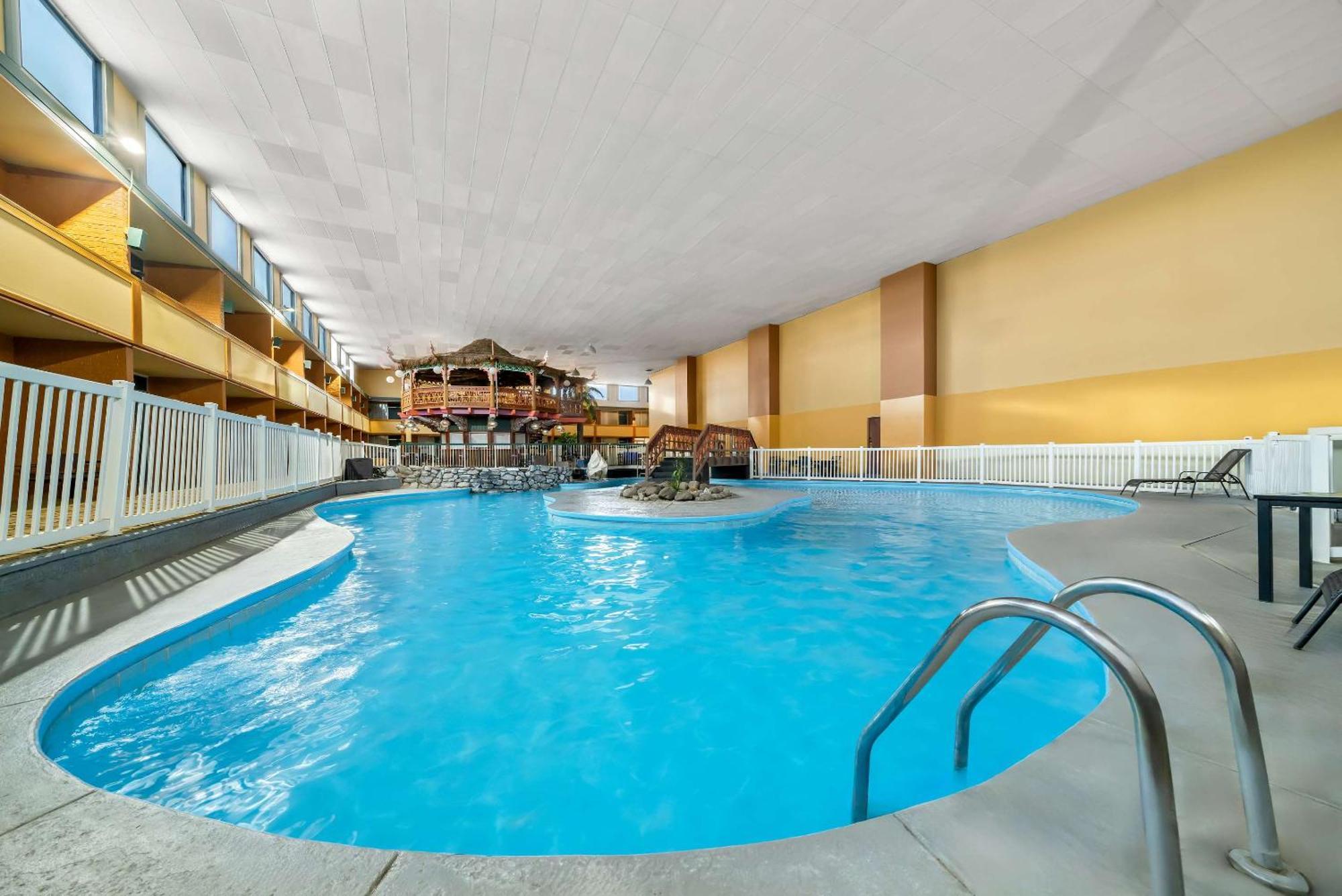 Clarion Inn & Suites And Convention Center Карни Экстерьер фото