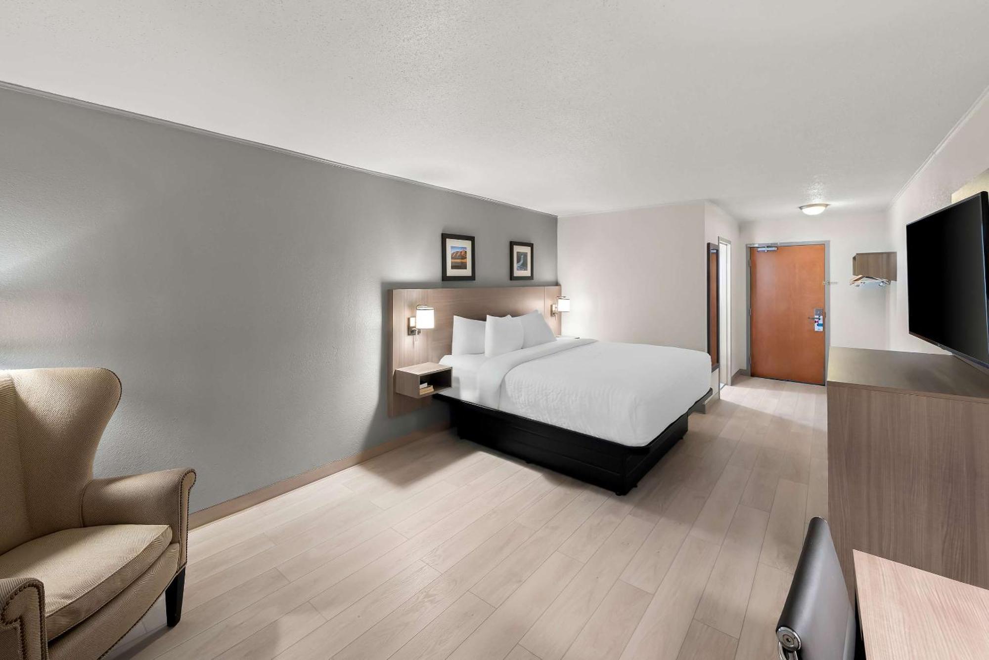 Clarion Inn & Suites And Convention Center Карни Экстерьер фото