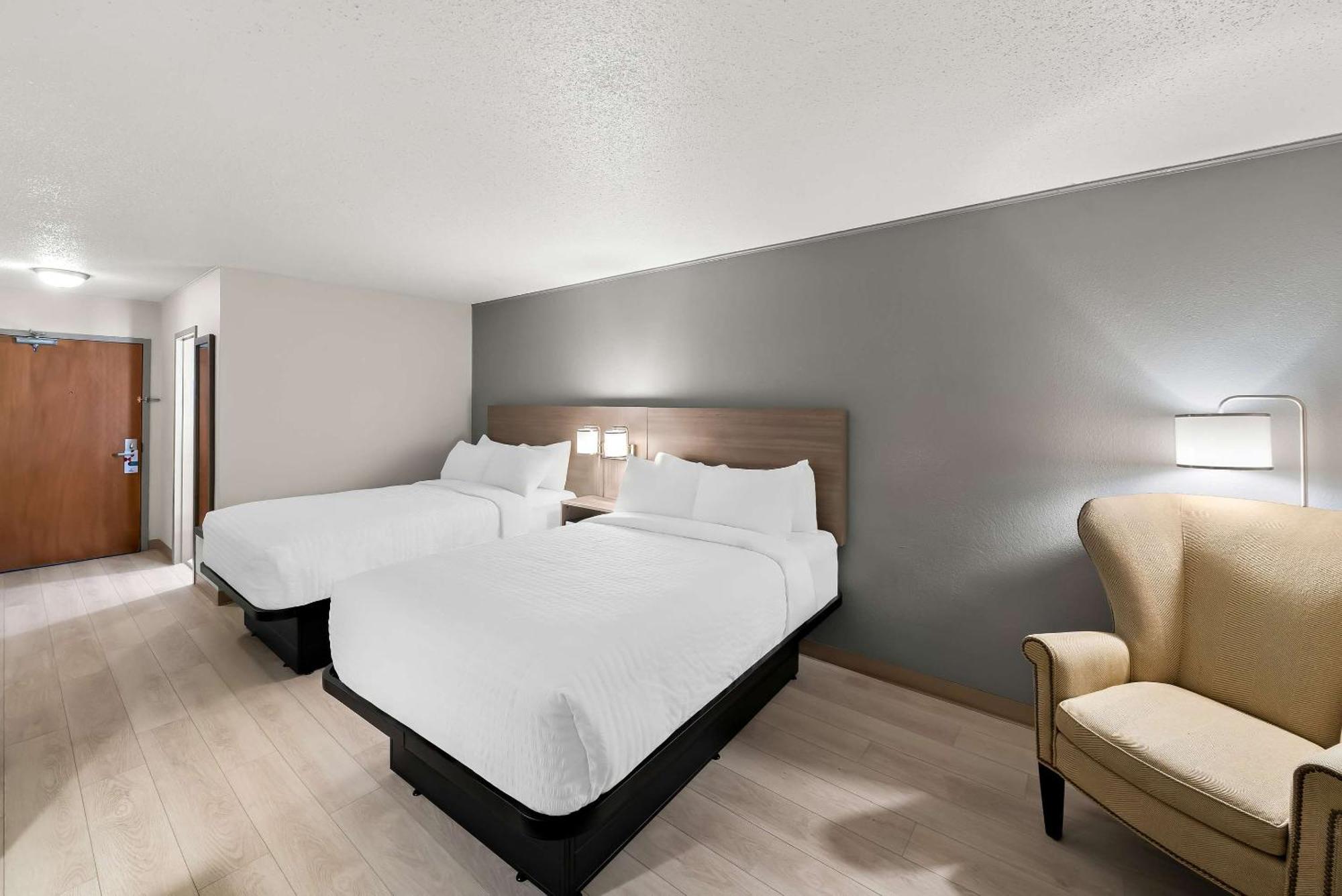 Clarion Inn & Suites And Convention Center Карни Экстерьер фото