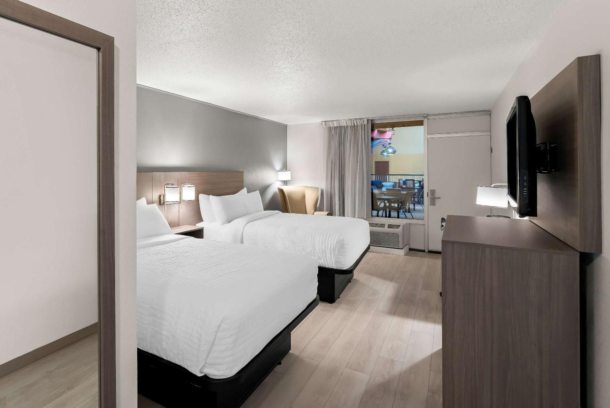 Clarion Inn & Suites And Convention Center Карни Экстерьер фото