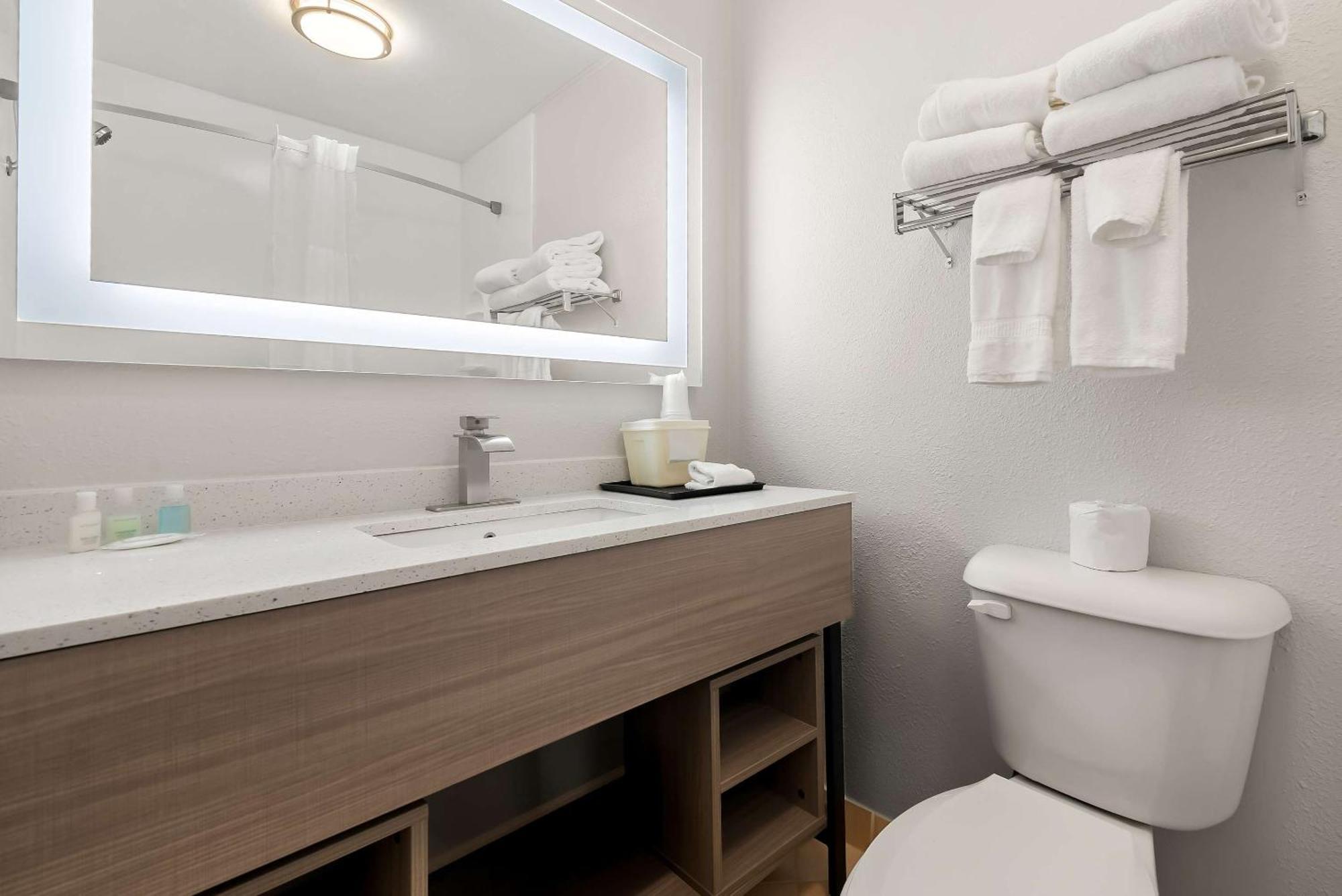 Clarion Inn & Suites And Convention Center Карни Экстерьер фото