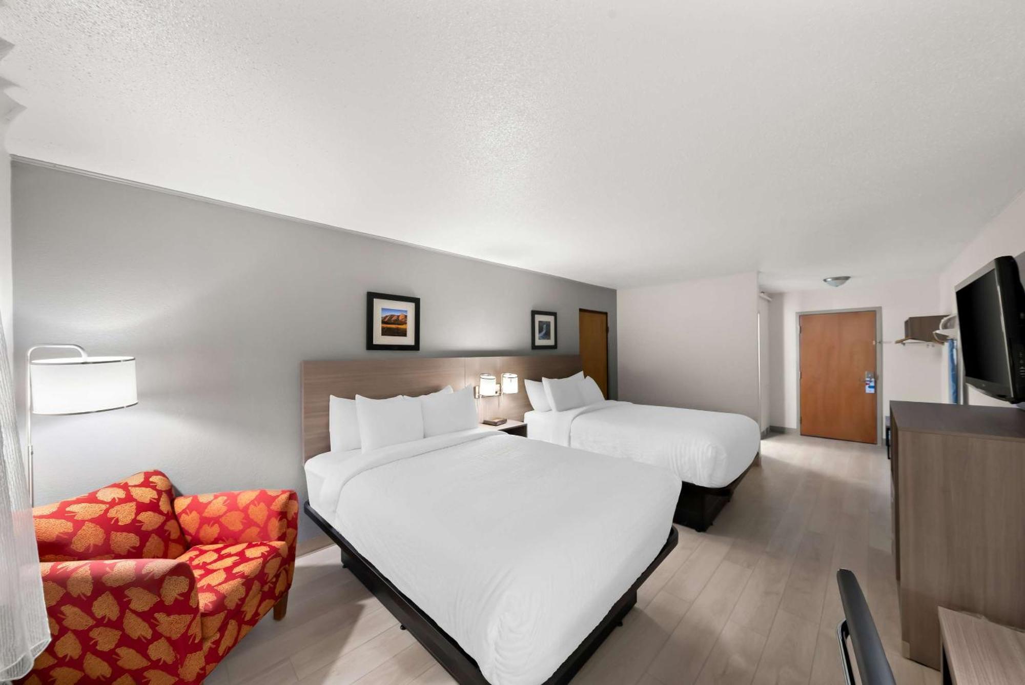 Clarion Inn & Suites And Convention Center Карни Экстерьер фото