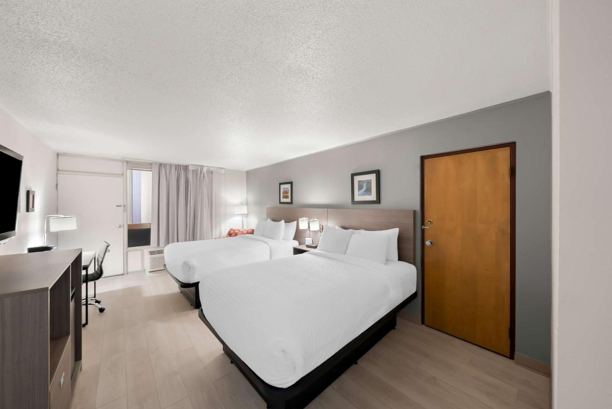 Clarion Inn & Suites And Convention Center Карни Экстерьер фото