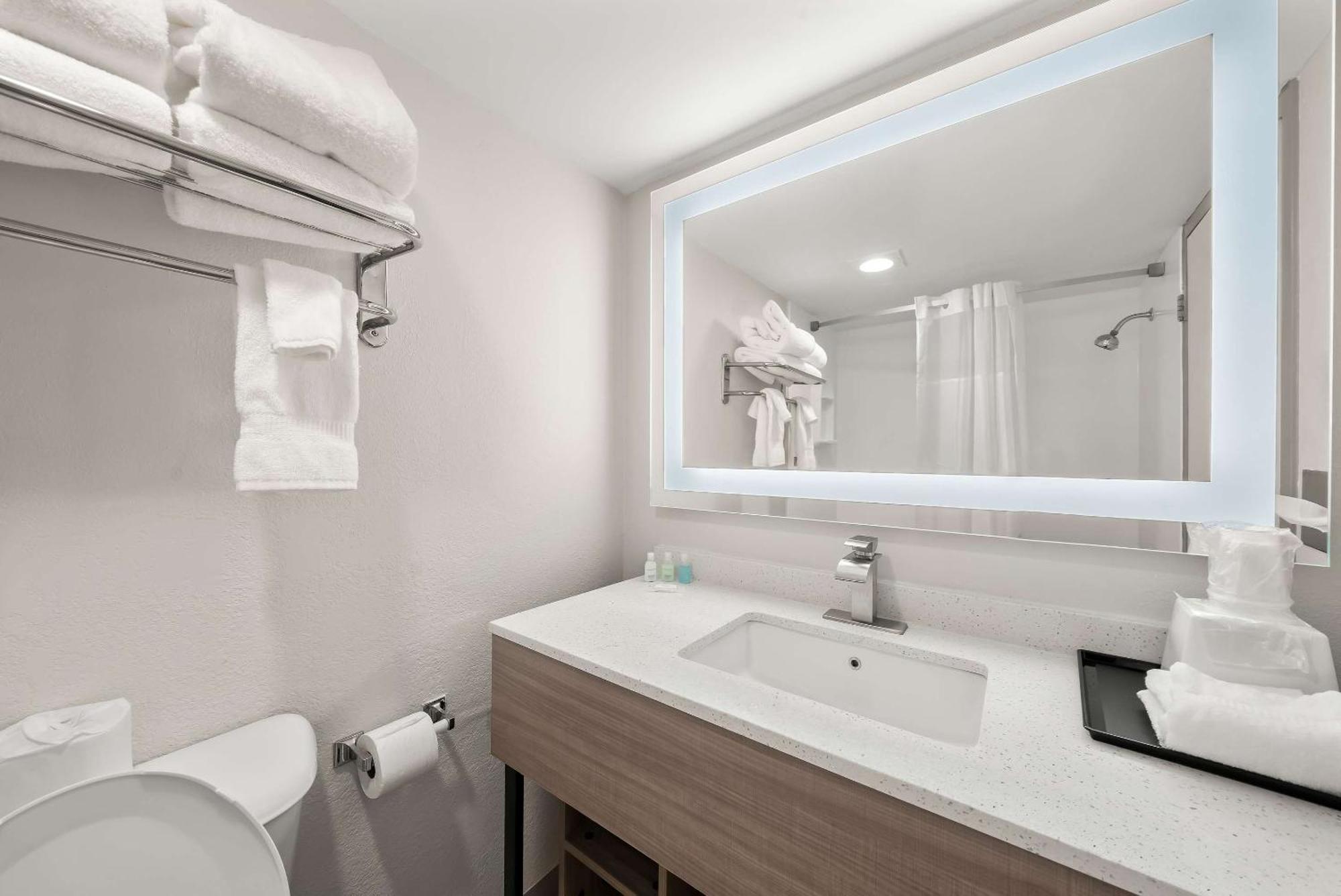Clarion Inn & Suites And Convention Center Карни Экстерьер фото