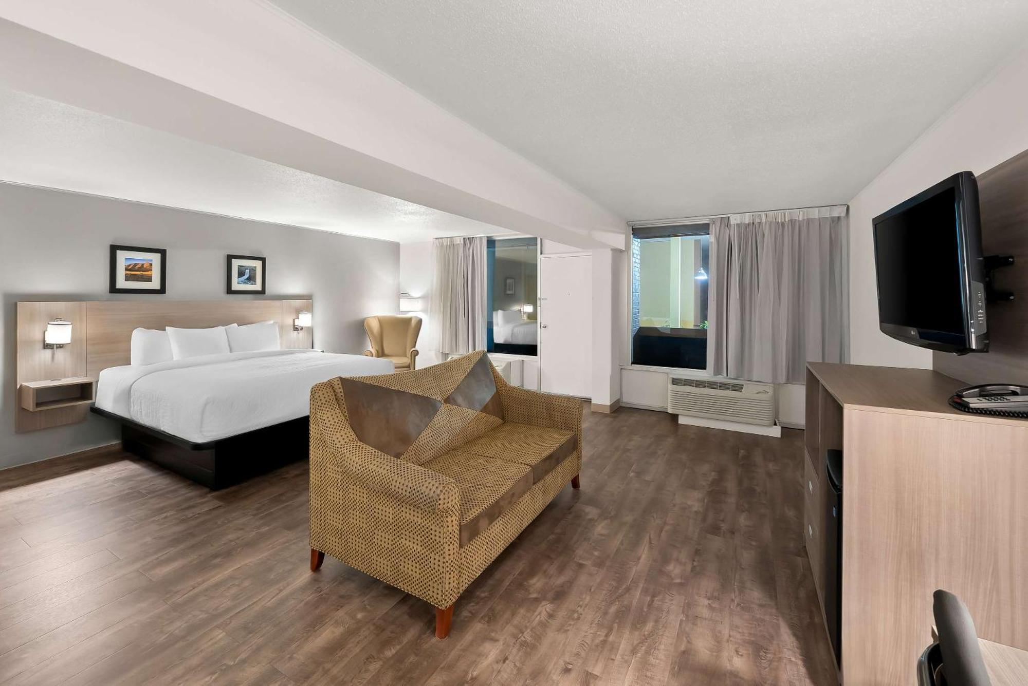 Clarion Inn & Suites And Convention Center Карни Экстерьер фото