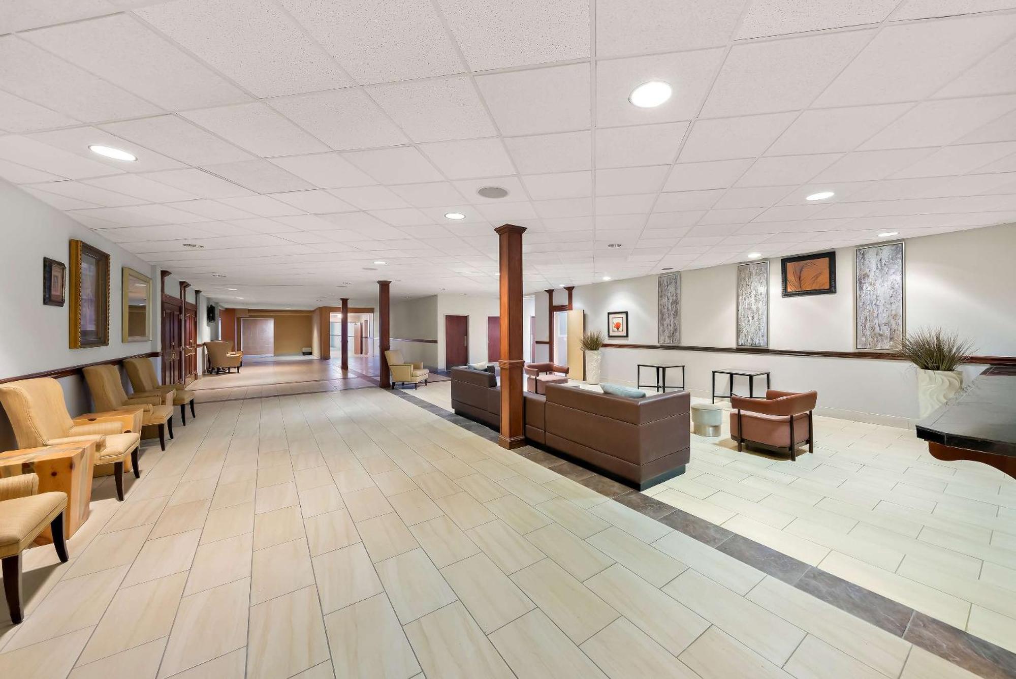 Clarion Inn & Suites And Convention Center Карни Экстерьер фото