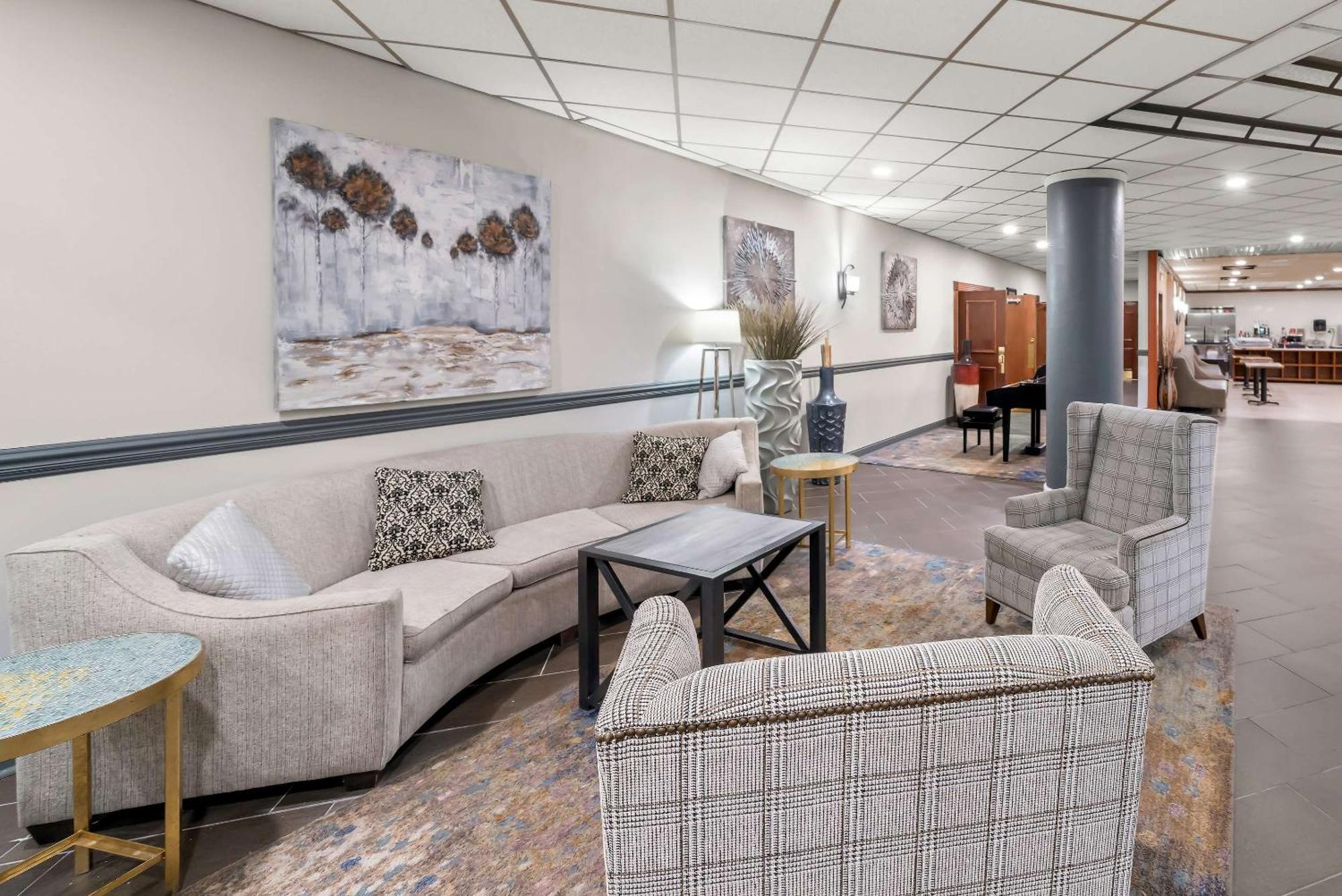Clarion Inn & Suites And Convention Center Карни Экстерьер фото
