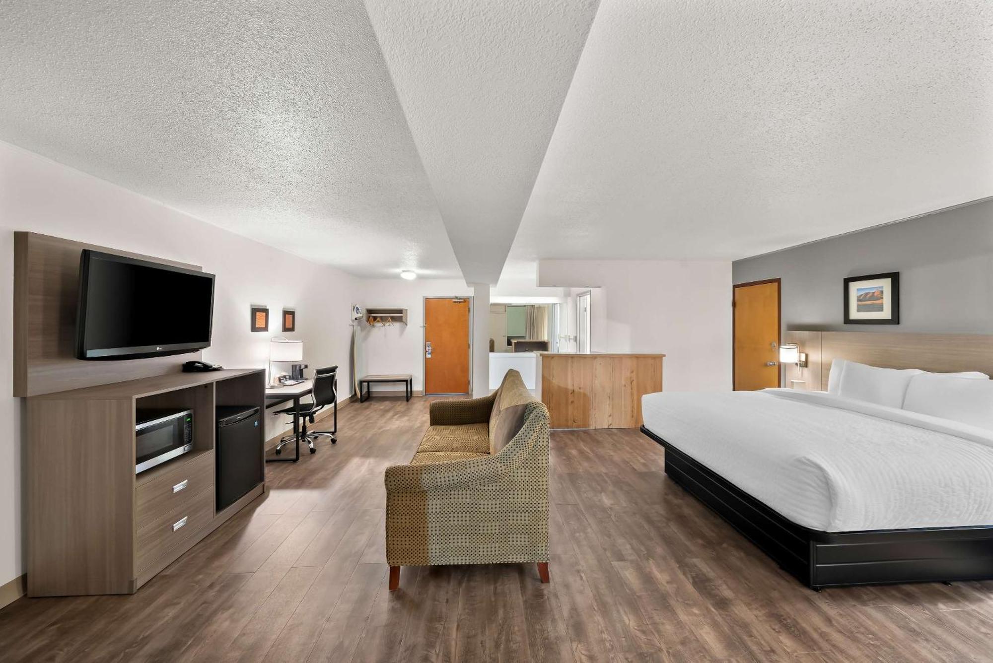 Clarion Inn & Suites And Convention Center Карни Экстерьер фото